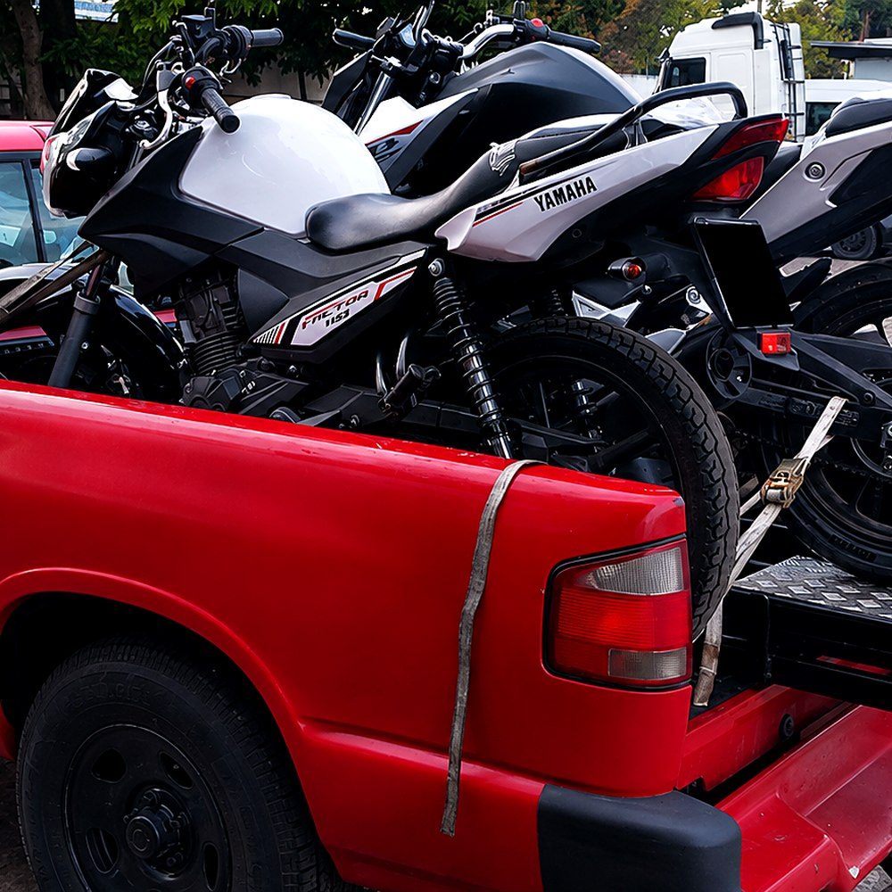 Picape da Germano's Moto Guincho carregada com motos, pronta para o transporte